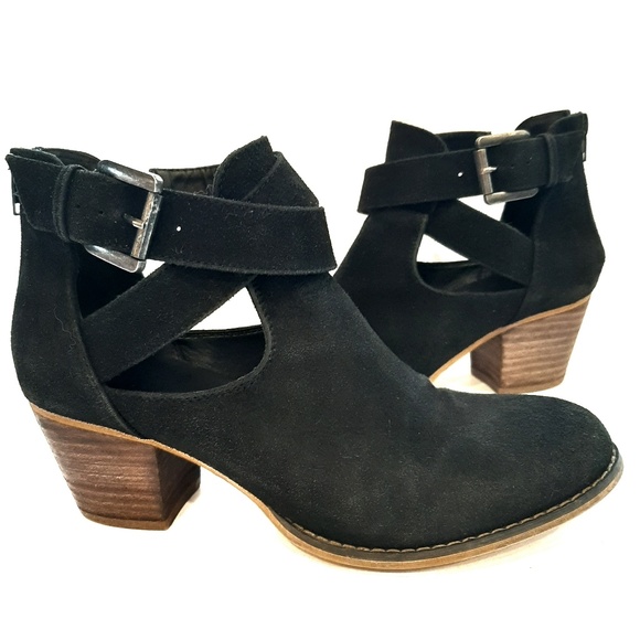 Harlow Shoes - ⏬SALE Harlow black faux suede ankle boots